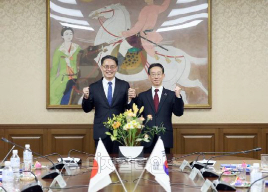 강민수 국세청장과 오쿠 다쓰오 일본 국세청장. 사진=국세청